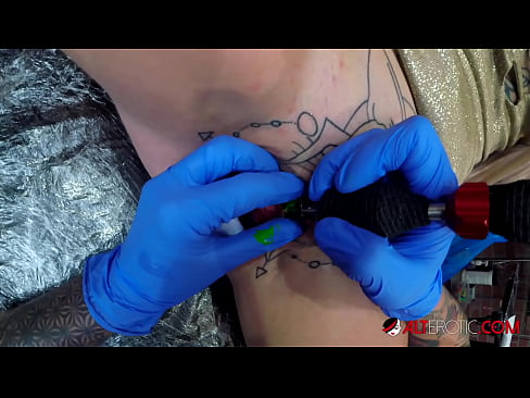 ❤️ Ekstrèmman tatoue hottie Sully Savage te fè yon tatoo sou klitoris li Porno fb nan nou ❌